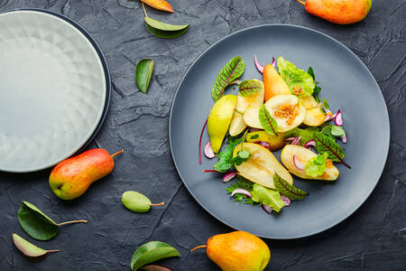 Salad with pear and herbs