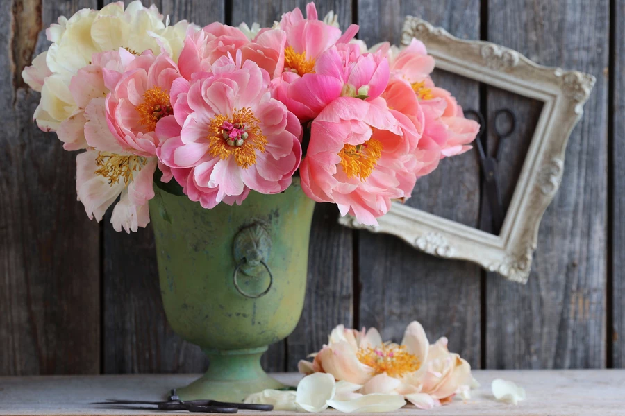 Blommor i en vintage vas