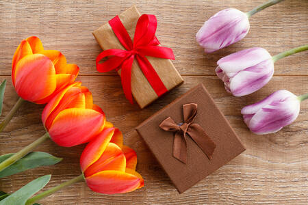 Tulipes et coffrets cadeaux