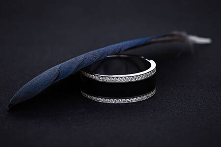 Обручальное кольцо с черной эмалью