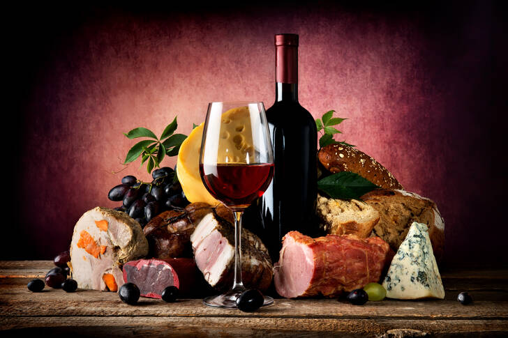 Essen und Wein auf einem Holztisch