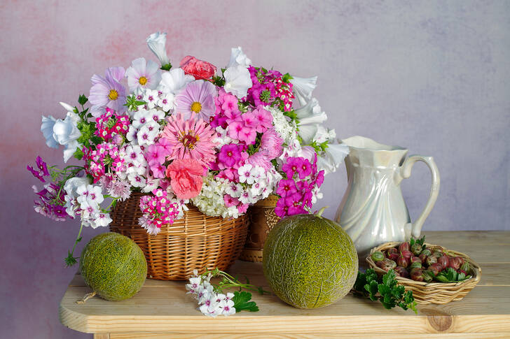 Цветы и дыни на столе