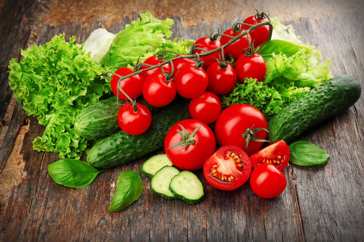 Friss zöldségek és fűszernövények az asztalon