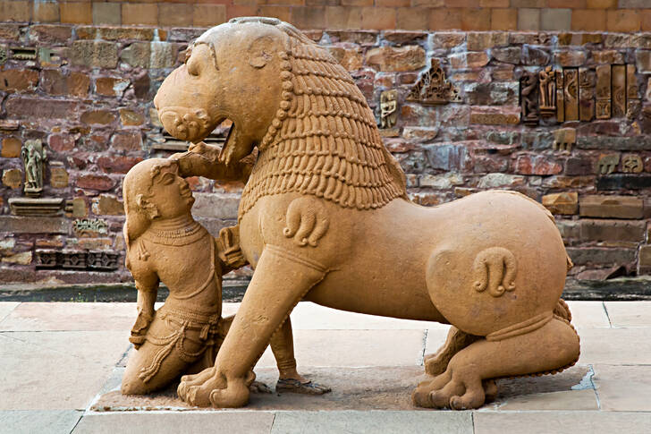 Escultura de un león y una mujer.