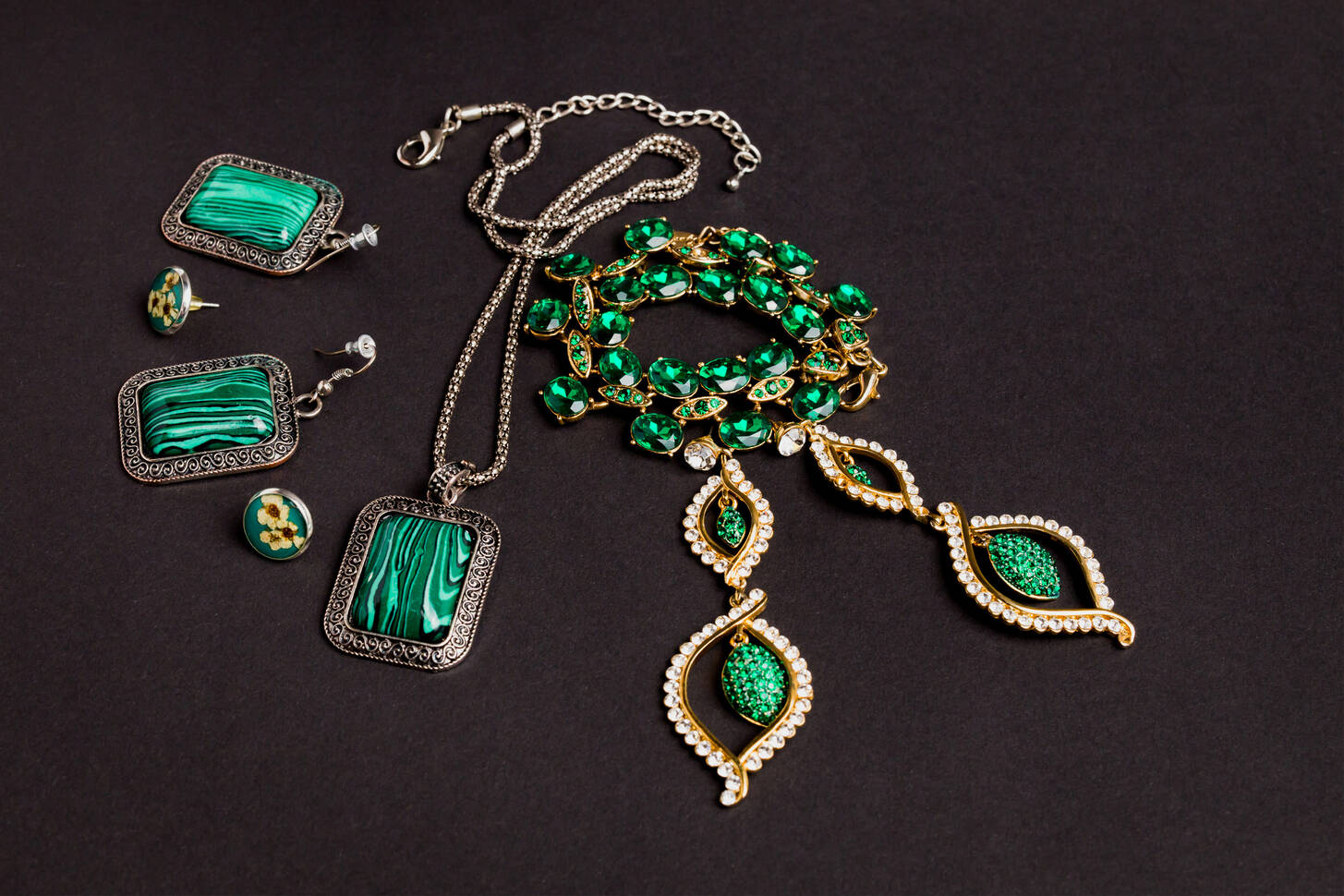 Jewelry with green stones Jigsaw Puzzle (Stuff, Jewellery) Puzzle Garage