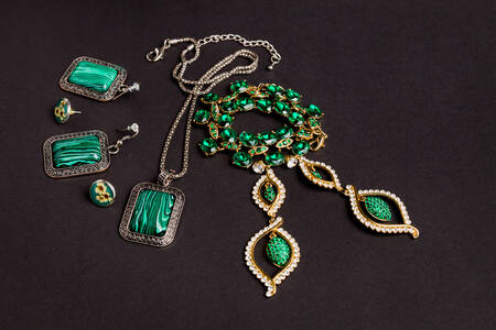 Šperky so zelenými kamienkami