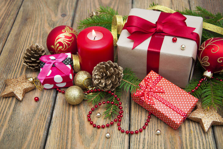 Новогодишни подаръци и свещи