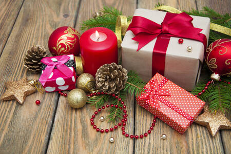 Novogodišnji darovi i svijeće