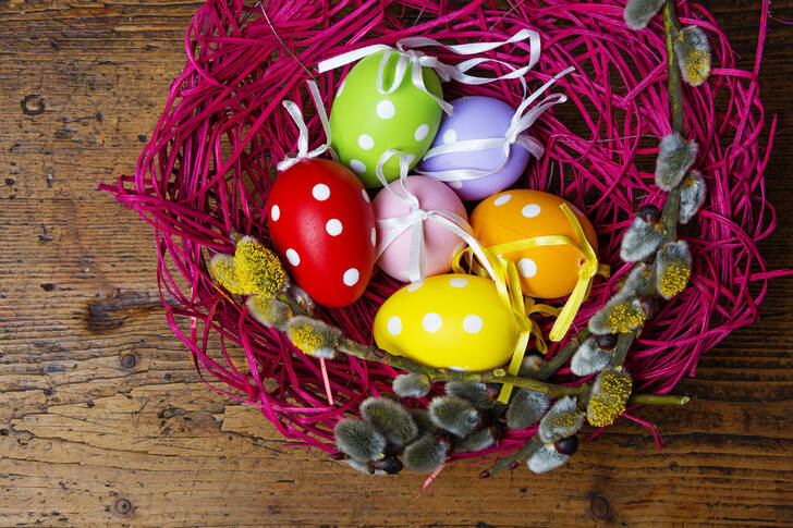 Húsvéti tojások rózsaszín fészekben