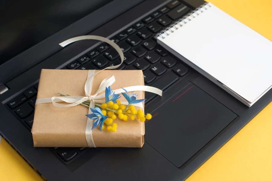 Regalo en computadora portátil