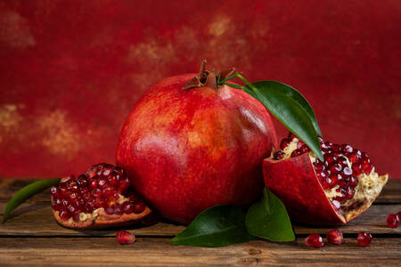 Granatapfel auf rotem Hintergrund