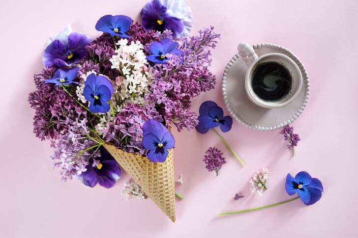 Blommor och en kopp kaffe