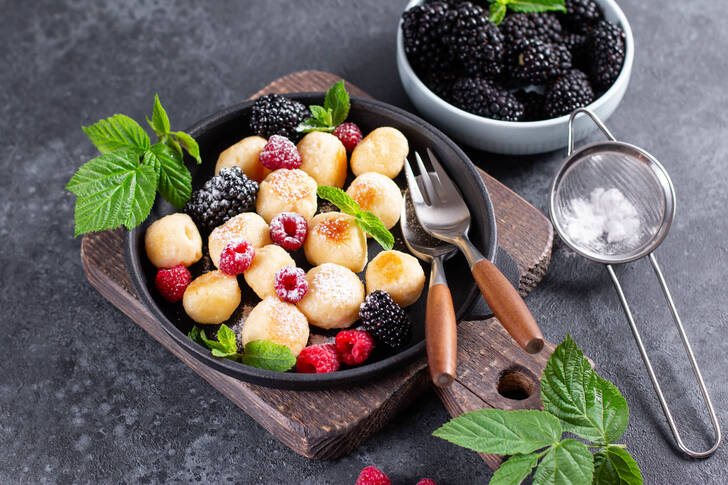 Lazy dumplings with raspberries and blackberries