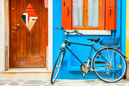 Fiets bij het blauwe huis