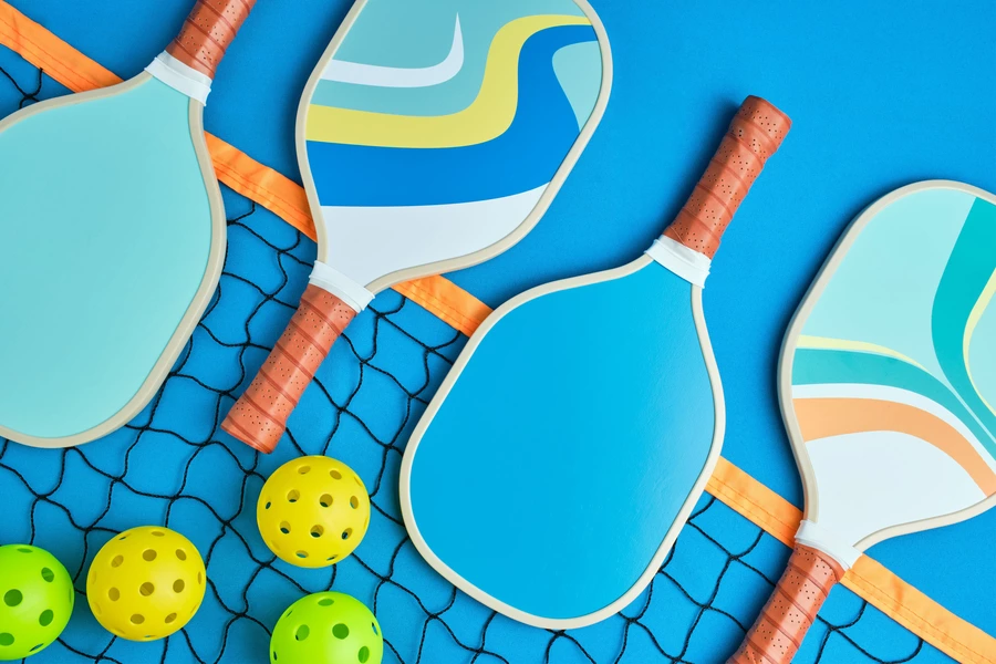 Pickleball-racketer og baller