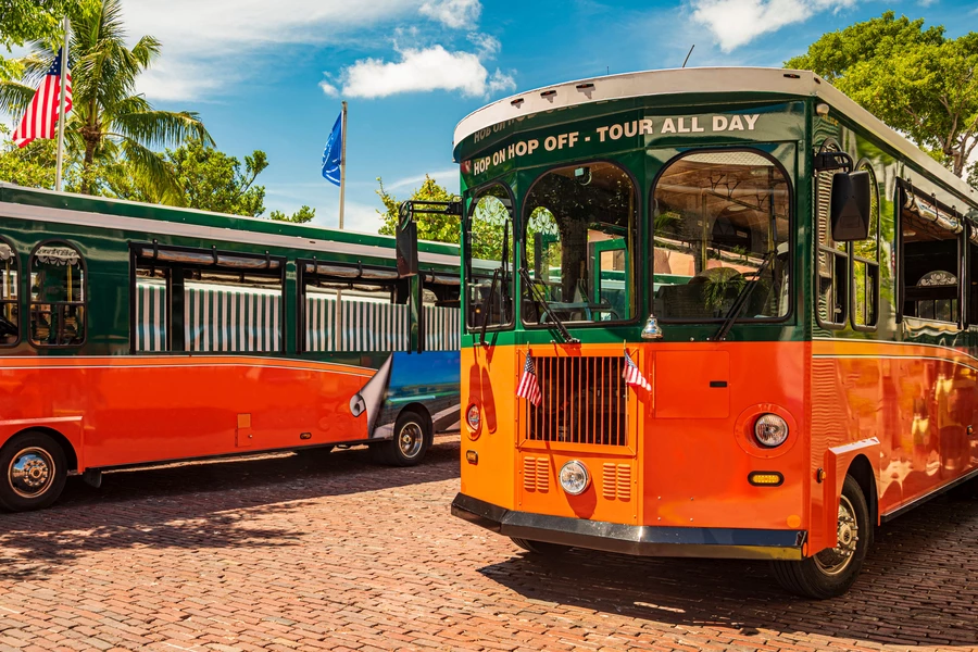 Historische orangefarbene Oberleitungsbusse