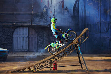 Bir motosiklet üzerinde profesyonel motosikletçi