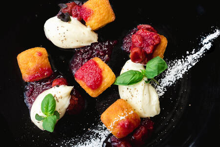 Dessert på en svart tallerken