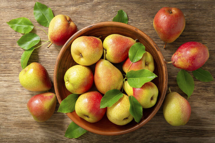 Kruške sa listovima u činiji