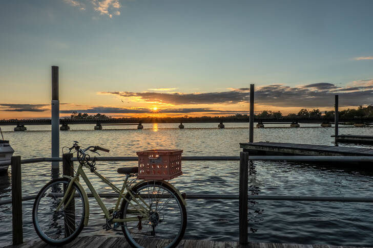 רכיבה על אופניים בטיילת של ניו ברן