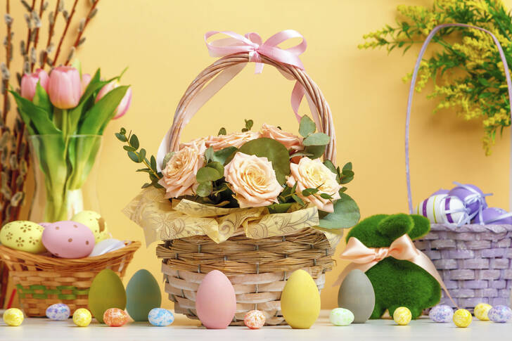 Kurve med blomster og æg