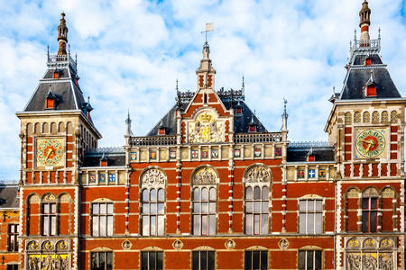 Архитектура на централната гара на Амстердам