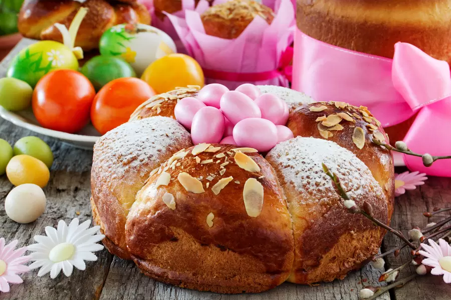 Kue Paskah di atas meja