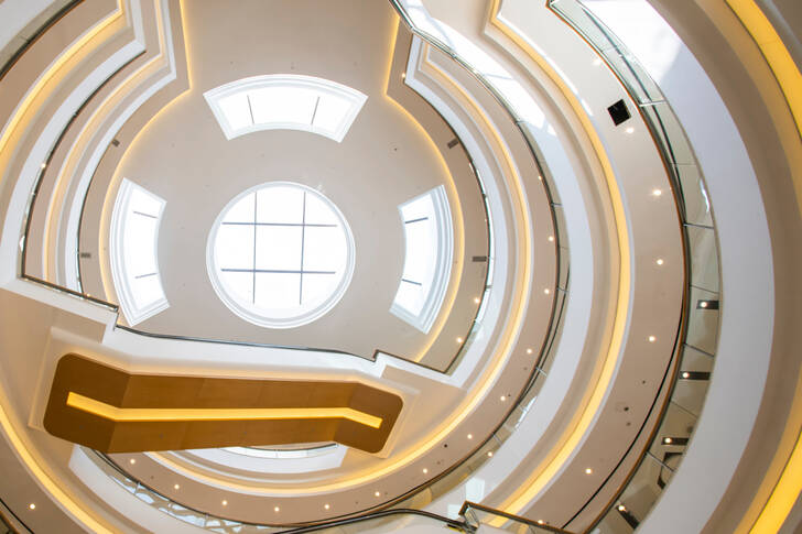 Interior de un centro comercial en Rutherford
