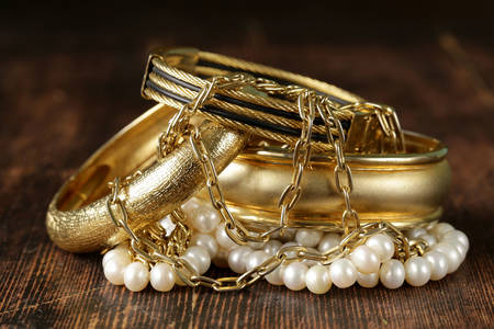 Smycken av guld och pärlor