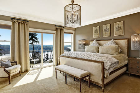 Camera da letto con finestre panoramiche