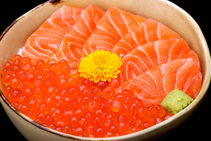 Salmon sashimi and red caviar