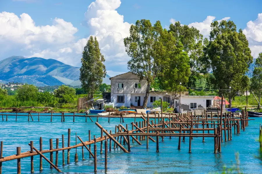 Farma ostryg nad jeziorem Butrint