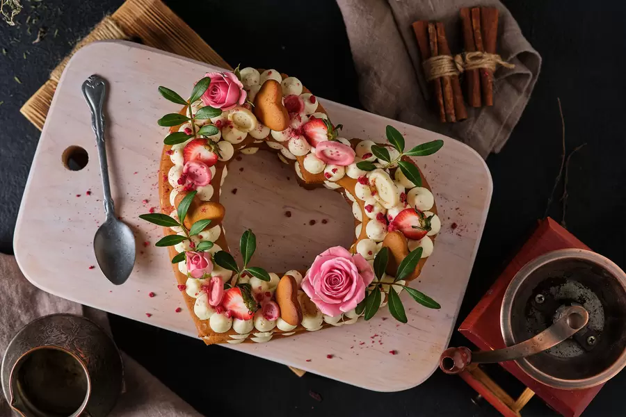 Taart gedecoreerd met rozen