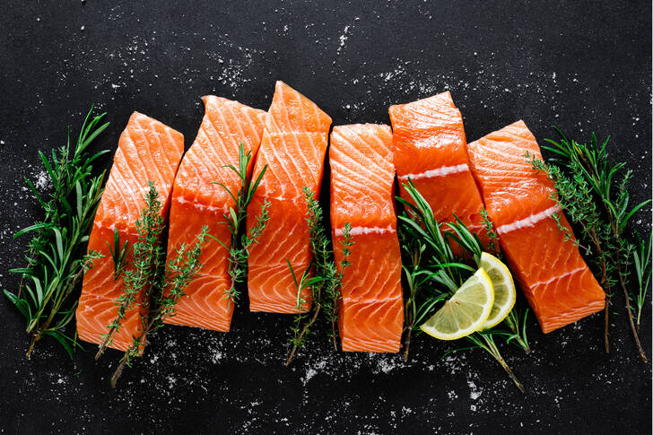 Salmon fillet with herbs and lemon