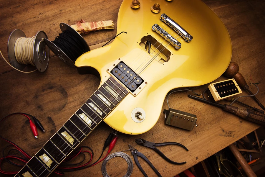 Masanın üzerinde elektro gitar