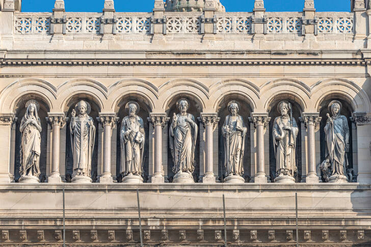 Statues de saints à la cathédrale de Marseille