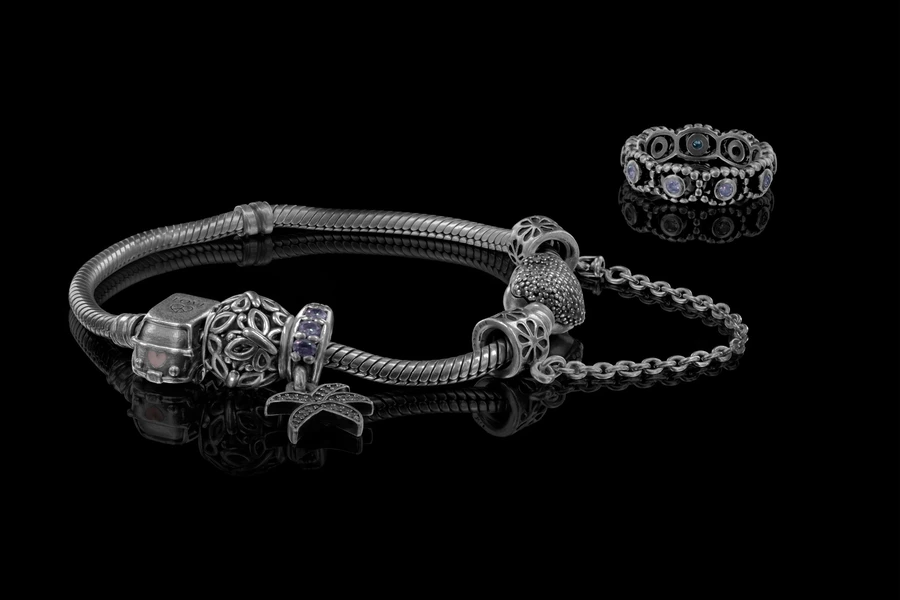 Armband op zwarte tafel