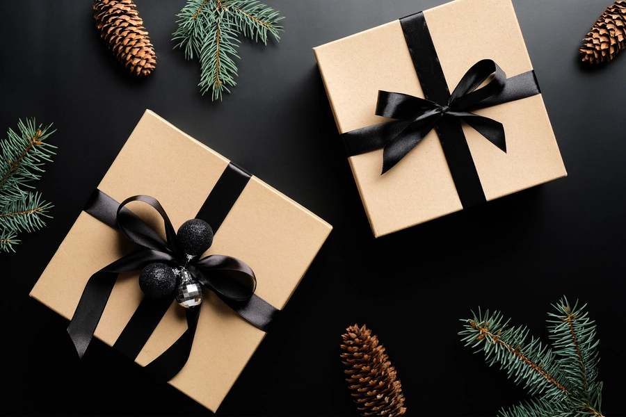 Geschenken op een zwarte achtergrond