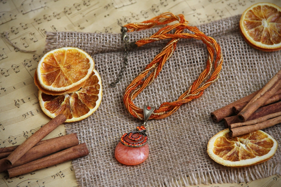 Ketting met hanger van natuursteen