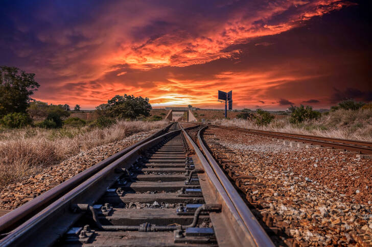 Železničné trate pri západe slnka