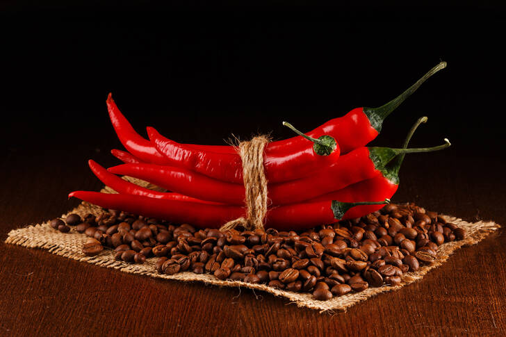 Spaanse peperpeper op koffiebonen