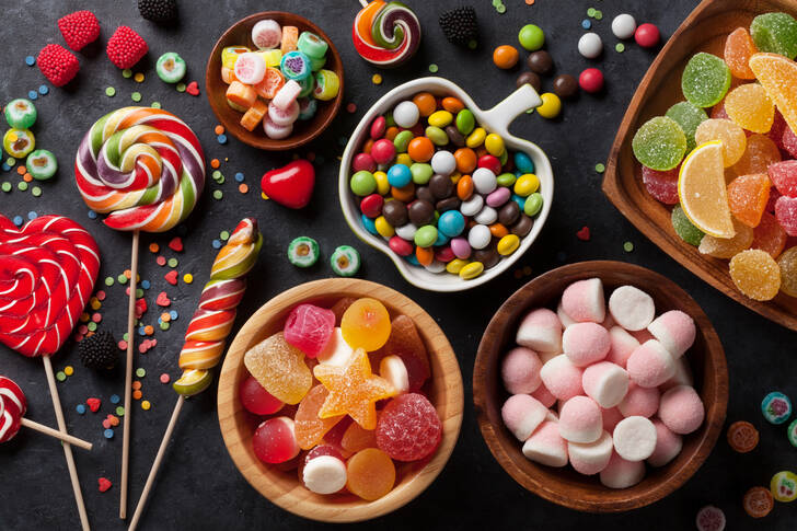 Verschiedene Süßigkeiten in verschiedenen Gerichten