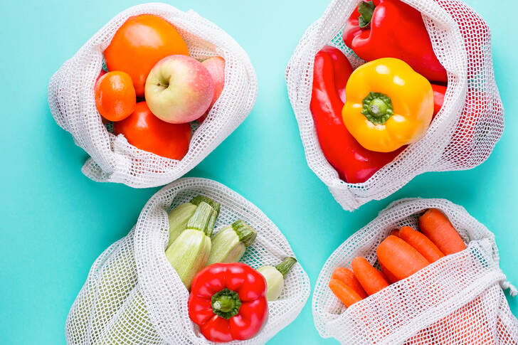 Λαχανικά και φρούτα σε βαμβακερές σακούλες