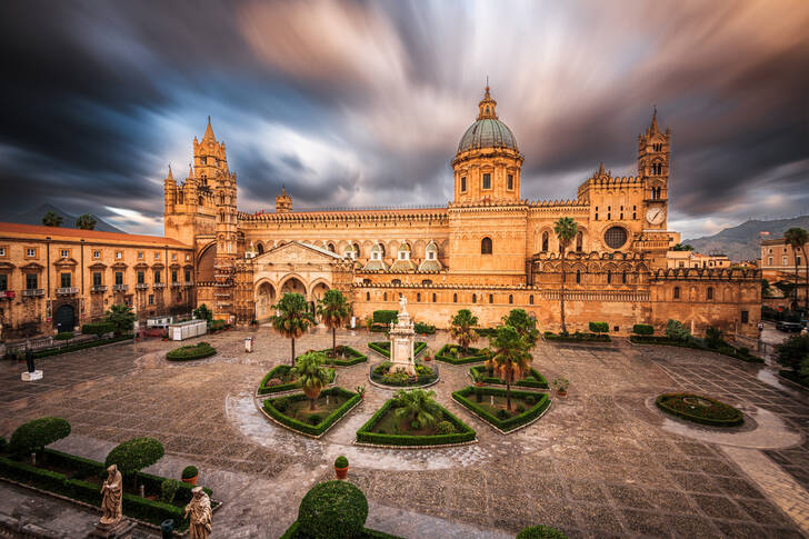 Kathedraal van Palermo bij zonsondergang