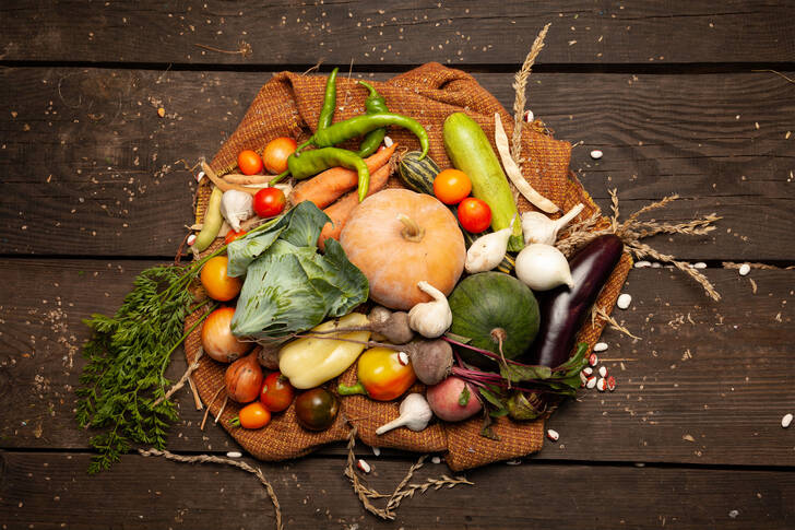 Färska grönsaker på säckväv