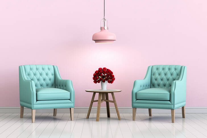 Różowy pokój z niebieskimi fotelami