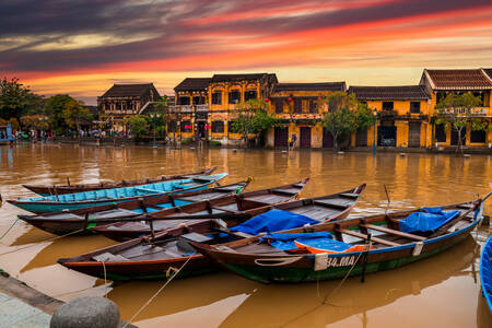 Traditionella båtar i Hoi An