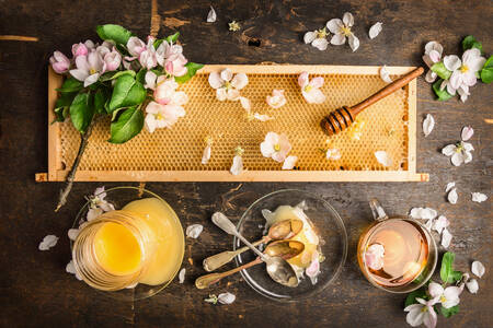 Faguri și miere pe masă