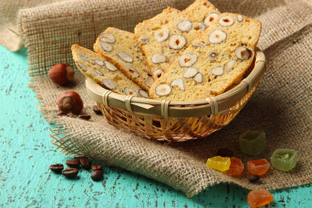 Biscotti dengan hazelnut