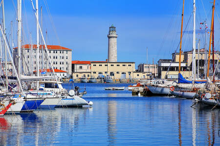 Yacht dan mercusuar di Trieste